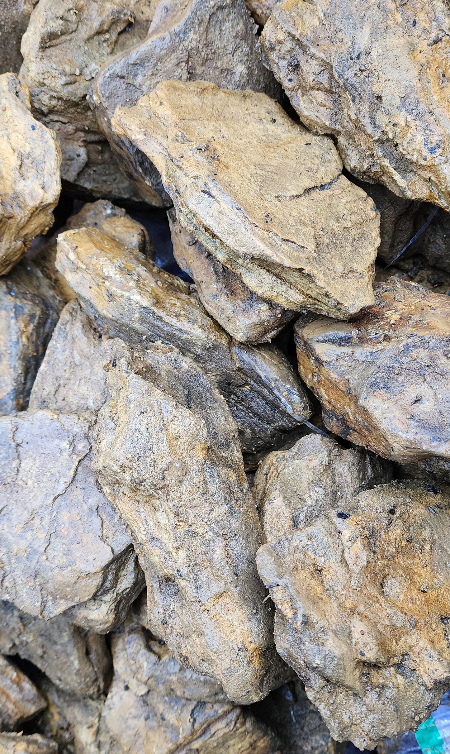 LAYER STONE Rock - 10 to 15 cm - per lb. (Order in in multiples of 50) - NEW1023